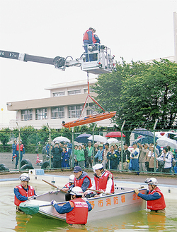 はしご車やボートを使った水難救助訓練も公開された