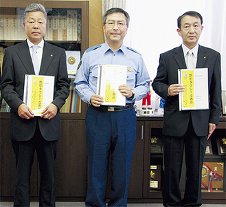 （左から）飯田会長、石井署長、柳川会長