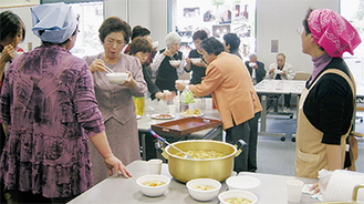 昨年開催の第２回総会は80名近い参加者。地元食材に舌鼓を打つ交流会参加者