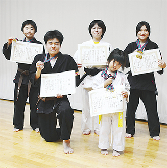 前列左から、篠原大典さん、竹内妃那ちゃん後列左から、遠藤留唯さん、内田素子さん、安田美桜さん