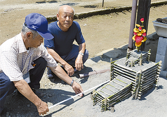 村上幹夫さん（写真右）宅の辻を調査する大木さん（写真左）