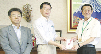 寄付金を渡す横川会長（中）、高橋久也総務部長代理（左）