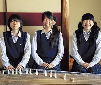 秦野総合高校箏曲部（左から）安部さん、川浪さん、西村さん