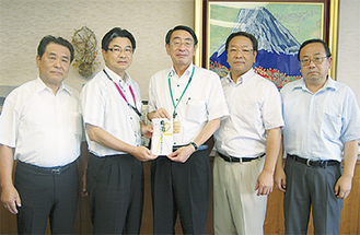 ７月26日に役員が市庁舎を訪問し、古谷市長（中央）に目録を手渡した