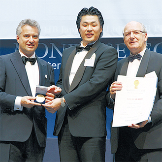 ベルギーで行われた授賞式でメダルを受け取る池田代表（中央）