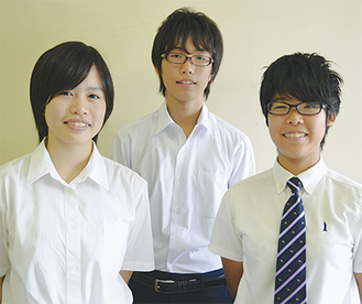 スローガンを考案した島崎薫くん（中央）司会を務めた鏑香織さん（左）、北村美緑さん