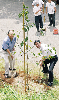 被爆桜を植えた海平平太郎会長（左）と古谷義幸市長