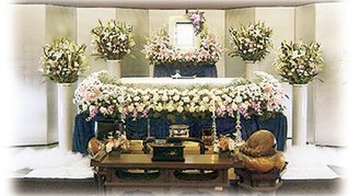 富士見斎場の祭壇一例（生花祭壇）