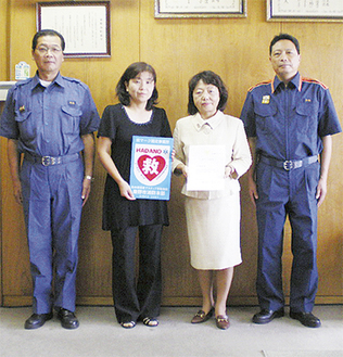 みどり保育園の石井智子さん（左）と井伊則子さん（右）が本部を訪れ、救マークと認定書を受け取った