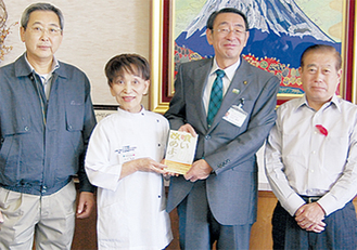本を手渡す吉川さん（中央左）