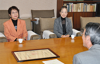 関野会長（左）と岡本副会長（右）が市長に報告した