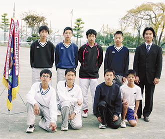 優勝を決めた北中男子ソフトテニス部団体メンバー
