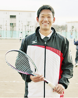 指導する秦野高校のテニスコートに立つ山口さん