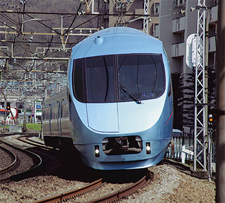 ３月以降、秦野駅に停車する御殿場線直通の「あさぎり」。ロマンスカーＭＳＥで運行される