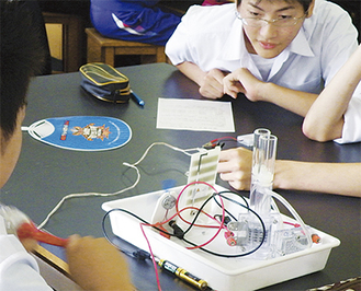 中学３年生の理科の授業におけるエネルギー教育の様子。燃料電池の仕組みに興味津々