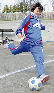後輩たちの前で始球式のシュートを放つ山田選手