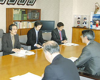 古谷市長に評価結果を報告する斉藤進委員長（左端）