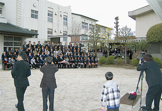 卒業式を終えて記念写真の撮影（１９日、本町小学校）