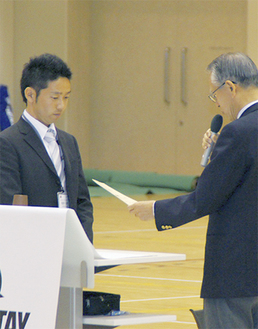 日本テニス協会 畔柳会長（右）から賞状を受け取る根岸さん