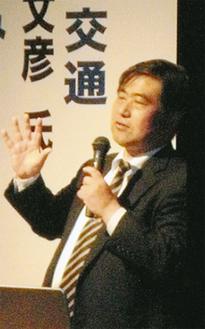 東日本大震災を踏まえ「ライフラインとしての公共交通」を講演する鈴木さん