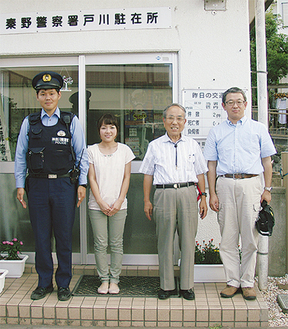 戸川駐在所を訪れた内藤会長（右から２番目）