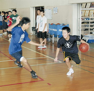 バスケットボール部に参加した中学生（右）