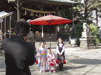 曾屋神社の境内で記念撮影をする親子（10月20日撮影）