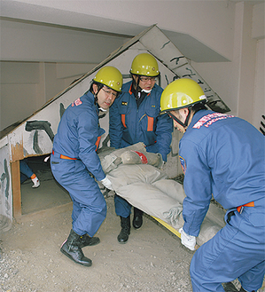 倒壊した家屋から怪我人を救助する訓練