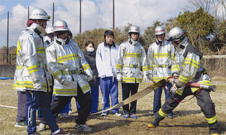 消防職員から放水を学ぶ学生
