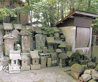 曾屋神社の境内には道祖神や祠などが収められている