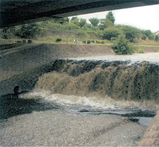 急な増水で濁流が押し寄せる水無川（市消防本部提供）