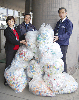 左から上公民館の川口さん、齋藤吉美さん、社協の大澤康人事務局長