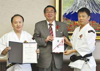 左から小松理事、古谷市長、飯田会長