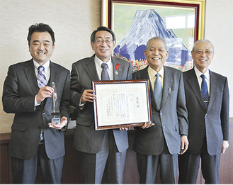 右から日本経営士会の高橋会長、フジ・プロダクトの陶山富之会長、古谷市長、陶山典之社長