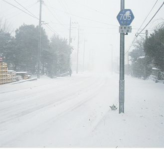雪に覆われた県道７０５号線（菩提）