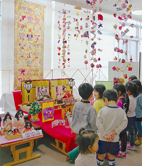 見学に訪れた渋沢幼稚園の園児たち