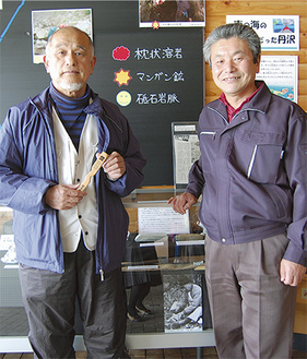 砥石展示の前に立つ藤本さん（左）と桐山さん