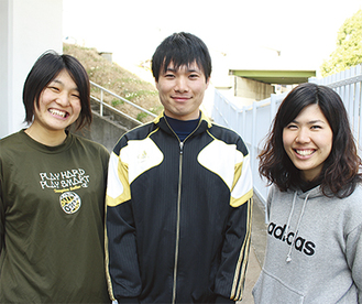 左から横山さん、鈴木さん、礒野さん