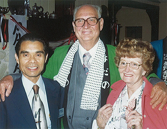 川上牧師（左）とパサデナ姉妹都市協会の会員（1978年）