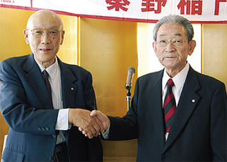 梶山名誉会長（左）と安田会長
