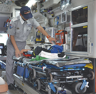 救急車の機材を確認する救急救命士