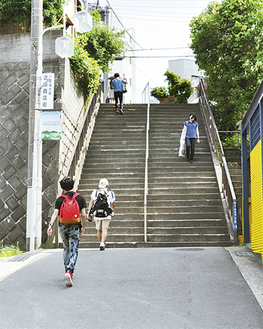 市道４３３号線の階段を上る大学生ら