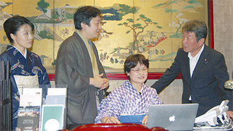 茂木大臣に説明をする宮崎社長（左から２番目）