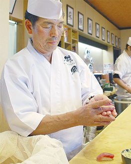 カウンターで寿司を握る伊藤幸一社長