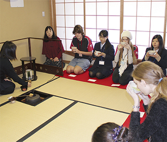 秦高生が丁寧に日本文化を伝えＣＳＣの生徒らは初体験を楽しんだ