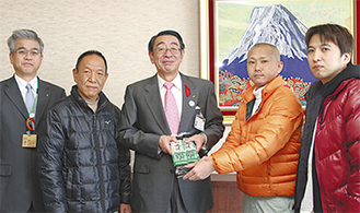 石井さん（中央左）はじめ3人が市庁舎を訪問