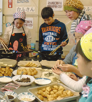 須藤さん（左から３番目）と調理を楽しむ子どもたち