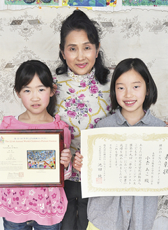 田村雛子さん（左）、小枩あこさん（右）と２人を指導する武桐華代表