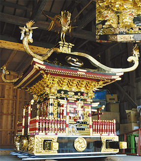 菖蒲の神輿と獅子の彫刻（右上）