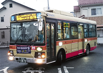 休日最終運行の秦15系統のバス